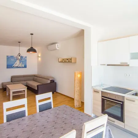 Nikola - Pool Side Apartman *