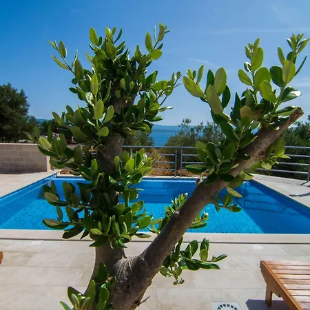 Nikola - Pool Side Daire *