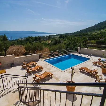 Nikola - Pool Side Daire