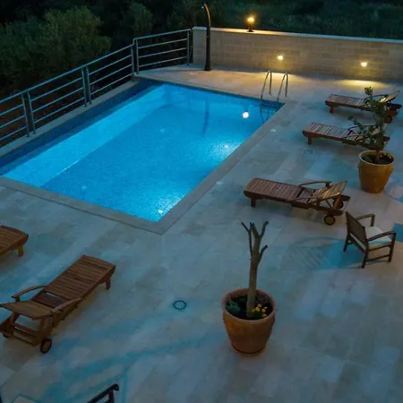 Nikola - Pool Side Daire *