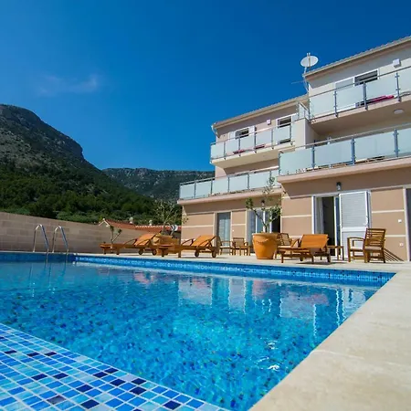 Nikola - Pool Side