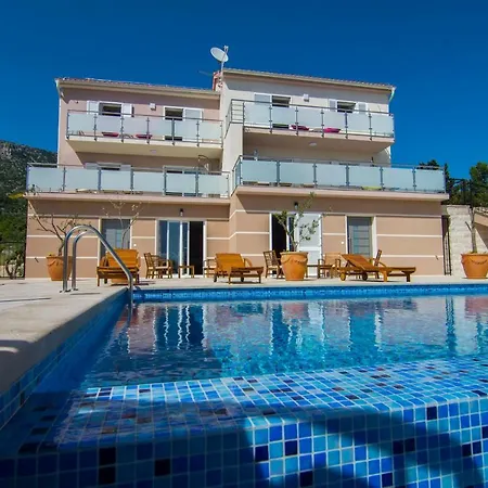 Nikola - Pool Side Daire Bol